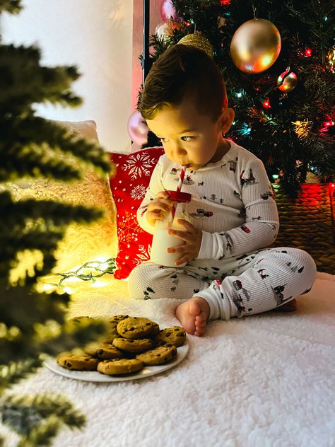 Christmas photo idea Cozy Home Christmas Photos, Natal, 2nd Christmas Photos, Cute Toddler Christmas Pictures, Christmas Toddler Picture Ideas, Toddler Boy Christmas Photoshoot, 1 Year Christmas Photoshoot, Toddler Xmas Photo Ideas, At Home Toddler Christmas Pictures