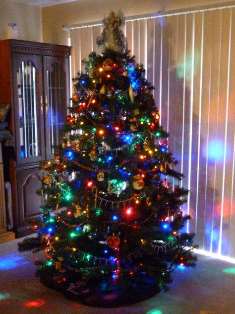 Christmas Tree Decor Aesthetic, Blue Lights Christmas Tree, Christmas Tree Color Lights, Christmas Trees With Colored Lights, Christmas Tree Themes Farmhouse, Colorful Lights Christmas Tree, Aesthetic Christmas Photos, Colorful Christmas Tree Lights, Christmas Tree With Colored Lights