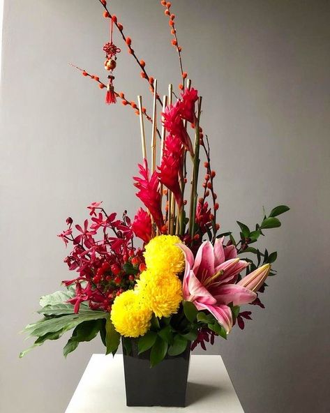 Cny Flower Arrangement, Champagne Centerpiece, Holiday Flower Arrangements, Chinese New Year Flower, Floral Designs Arrangements, Chinese New Year Decorations, Arrangement Ideas, Floral Arrangements Diy, Modern Flower Arrangements