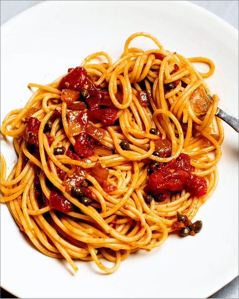 Spaghetti with Capers and Anchovies Anchovy Recipes, Spicy Spaghetti, Red Pasta, Capers Recipe, Tried And True Recipes, Favorite Pasta Recipes, Dinner At Home, Crushed Red Pepper, Spaghetti Recipes