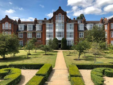 Prestigious College Aesthetic, Newnham College Cambridge, Cambridge Newnham, College Exterior, University Exterior, Newnham College, Harvard University Campus, Harvard Campus, Cambridge College