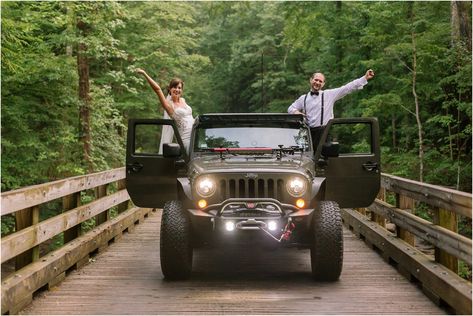 Fun Jeep wrangler wedding pictures in the Great Smoky Mountains National Park! Jeep Wrangler Wedding Car, Jeep Poses Photo Ideas, Jeep Wedding Pictures, Jeep Wedding, Jeep Photos, Hors Route, Cabin Wedding, National Park Wedding, Photo Poses For Couples