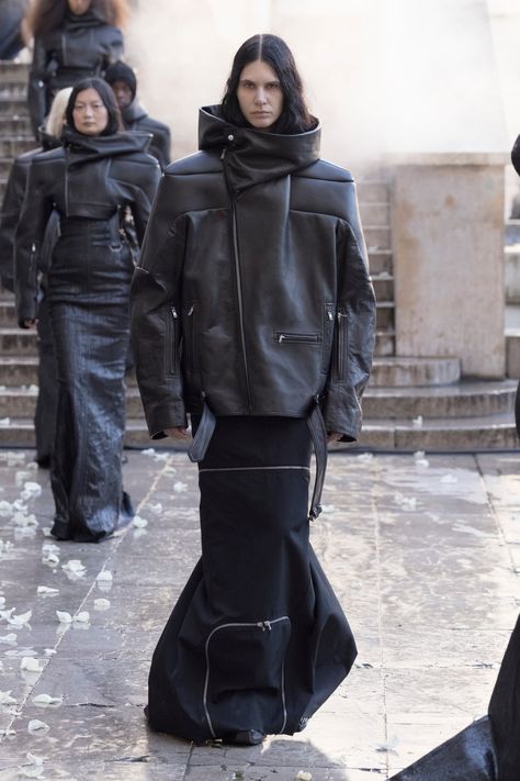 Rick Owens Spring 2025 Ready-to-Wear Runway, Fashion Show & Collection Review [PHOTOS] Rick Owens Fashion, Rick Owens Menswear, Champion Shoes, Guy Gifs, Mens Accessories Fashion, Fashion Show Collection, Mode Vintage, Rick Owens, Paris Fashion Week