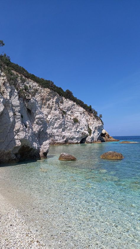 Ile d'elbe eau transparente mer turquoise plages de rêve italie été Water Blue Aesthetic, Elba Italy, Aesthetic Rock, Elba Island, Holidays Summer, Paradise Beach, Water Blue, Colors Art, Dream Beach