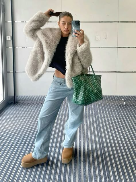 Ugg Outfit Inspiration, Winter Outfits With Fur Coat, Platform Uggs Outfit Winter, January 2024 Fashion, Zara Fur Coat Outfit, Outfits With Fur Coat, Winter Outfits Fur Coat, Fur Jacket Outfit Aesthetic, Outfit With Fur Coat