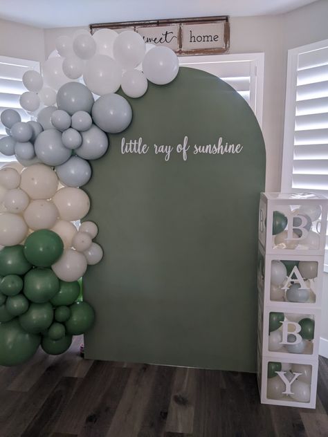 Sage Green Arch Backdrop, Simple Baby Shower Backdrop Ideas, Easy Baby Shower Backdrop, Balloon Arch Baby Shower Boy, Simple Balloon Backdrop, Green Arch Backdrop, Baby Shower Backdrop Ideas Boys, Simple Baby Shower Backdrop, Arch Backdrop With Balloons