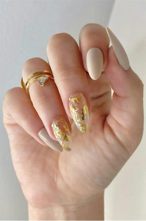 Gold Flake Nails, Golden Nails Designs, Golden Nail Art, Year Nails, Nails Birthday, Gold Acrylic Nails, Coffin Nails Matte, Natural Nail Art, Golden Nails