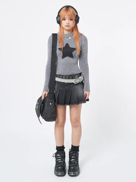 Nya Black Pleated Mini Skirt Pleated Hem Skirt Outfit, Mini Skirt Outfit Pleated, Mini Skirt Outfit Y2k Grunge, Grunge Outfits With Skirt, Grunge Mini Skirt Outfit, Jeans Mini Skirt Outfit, Y2k Fashion Skirt, Mini Pleated Skirt Outfit, Grey Skirt Outfit