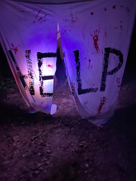 Halloween Scary House Ideas, Diy Haunted Trail Ideas Forest, Scary Hayride Ideas, Scary Haunted Trail Ideas, Spooky Hayride Ideas, Haunted Halloween Trail Ideas, Spook Trail Ideas, Scary Clown Haunted House Ideas, Haunted Trail Ideas Diy