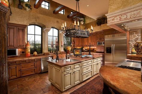 Traditional kitchens are defined by their details. We give you 15 Elements of a Traditional Kitchen from the experts. Mediterranean Style Kitchen, Style Toscan, Dapur Rustic, Tuscan Kitchen Design, Rustic Italian Home, Mediterranean Kitchen Design, Italian Kitchen Design, Mediterranean Home Interior, Rustic Kitchen Lighting