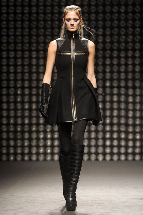 GARETH PUGH FALL 2011 Mode Steampunk, 2011 Runway, Techno Fashion, Goth Fashion Punk, Goth Corset, Gareth Pugh, Futuristic Fashion, Emo Fashion, Gothic Dress