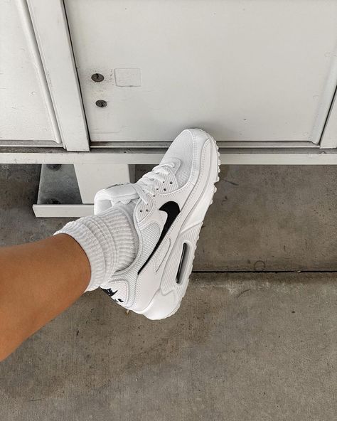 Air Max 90 Outfit, Air Max Outfit, Tennis Shoes Outfit, Pretty Shoes Sneakers, All Nike Shoes, Shoe Wishlist, Cute Nike Shoes, Fresh Shoes, Fancy Shoes