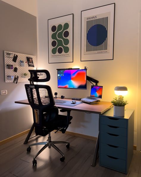 Desk Modern Design, Small Office Design Interior, Dream Setup, Small Office Design, Computer Desk Setup, House Interior Design Styles, Home Studio Setup, Simple Setup, Desktop Setup