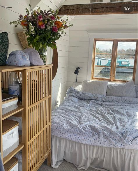 Costal Grandmother Aesthic Home, Coastal Grandaughter House, Costal House Interiors, Sea Salt Sand Bedroom, Bedroom Bouquet, Costal Room Inspiration, Vintage Bedroom Inspiration, Costal Bedroom Idea, Coastal Aesthetic Bedroom