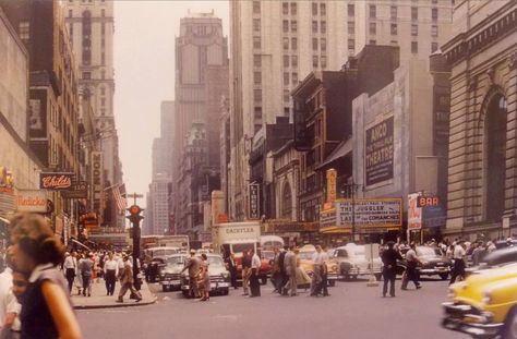 Manhattan: 42nd Street and 8th Avenue (1953) Vintage 1950s Aesthetic, 1940s Aesthetic, 1950s New York, 1950s Aesthetic, 50s Aesthetic, Classic Pictures, Late 30s, Nyc Times Square, New York Architecture