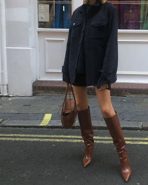 Style Tip: How To Wear A Mini Skirt. Love the black oversized jacket with knee high brown leather boots. Perfect thanksgiving outfit! Love it for any fall / winter street style outfit inspo. Outfit Chic, Winter Stil, Mode Ootd, Modieuze Outfits, Mode Inspo, 가을 패션, Mode Streetwear, Outfit Casual, Mode Inspiration