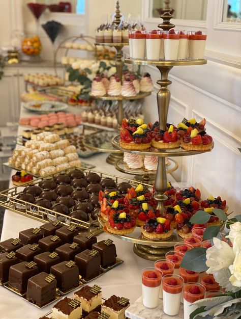 Desert Table Decoration Ideas Wedding, Wedding Sweets Table, Sweets Table Wedding, Buffet Dessert, Party Dessert Table, Sweets Table, Party Food Buffet, Catering Ideas Food, Wedding Sweets