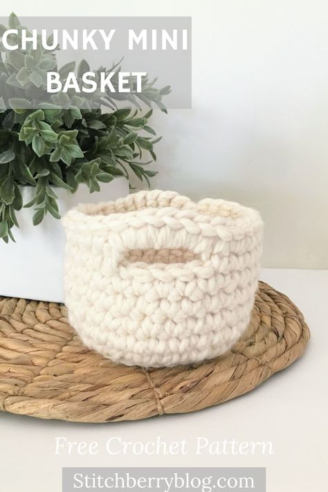 These little baskets work up quickly and they are a great addition to any home. The chunky yarn and simple stitches gives these baskets a modern and rustic look. Because of the sturdiness of these baskets, they are durable and can withstand a lot of use. Crochet Mini Basket, Chunky Yarn Crochet Pattern, Crochet Basket Tutorial, Bulky Yarn Crochet, Chunky Yarn Crochet, Zig Zag Crochet, Crochet Basket Pattern Free, Crochet Storage Baskets, Yarn Basket