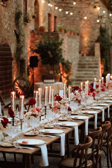 We will forever delight in al fresco Tuscan weddings, and this historic borgo took this moody Italian wedding aesthetic to new heights with a dolce far niente attitude, a pampas grass studded ceremony and a family style wedding dinner replete with blush and ruby blooms. Family Style Weddings, Red Wedding Theme, Spanish Wedding, Tuscan Wedding, Moody Wedding, Dinner Decoration, Wedding Winter, Tuscany Wedding, Wedding Dinner