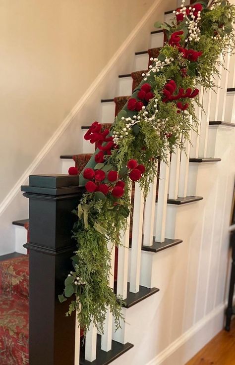 Natal, Fall Banister Decor, Christmas Staircase Decor Railings, Christmas Banister Decorations, Red And White Garland, Bannister Garland, Christmas Garland On Stairs, Ice Club, Garland Hanger