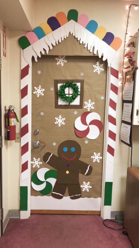 Winter Door Decorations Classroom, Christmas Dorm, Diy Christmas Door Decorations, Door Decorations Classroom Christmas, Holiday Door Decorations, Classroom Christmas Decorations, Jul Diy, Diy Christmas Door, Christmas Door Decorating Contest