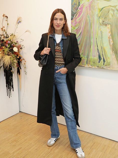 Alexa's Simple Layered Outfit is All I Want To Wear This Autumn Alexa Chung Street Style, Cereal Aisle, Winter Moodboard, Layered Outfit, Alexa Chung Style, Ab Fab, Cooler Style, Icon Style, Venus Dresses