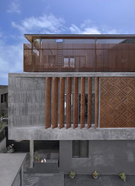 3 Vadodara homes dipped in subtle beauty and pared back aesthetics | Architectural Digest India Timber And Concrete Architecture, Facade Architecture Design Buildings, Exposed Concrete Exterior, Concrete Architecture Facade, Concrete Elevation, Exposed Concrete Facade, Building Facades, Modern Residential Architecture, مركز ثقافي