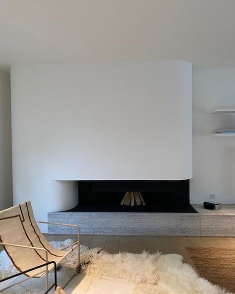 Bosmans Fire+Places on Instagram: "Comfy weekends. #nosparknofire #wijzijnbosmanshaarden #smalltalkbythefire #comfortinghomes #woodburning @nathaliedeboel" Minimal Fireplace, Fireplace Furniture, Aspen House, Fire Places, House Essentials, Minimal Home, Home Fireplace, Modern Fireplace, Minimalism Interior