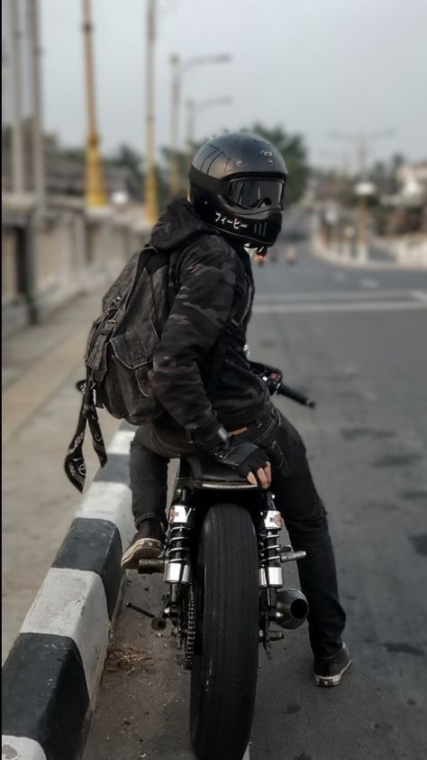 Cafe Racer Outfit, Biker Outfit Men Motorcycles, Cafe Racer Aesthetic, Biker Aesthetic Outfits, Cafe Racer Wallpaper, Biker Outfits, Biker Vibes, Biker Photography, Cafe Racer Design