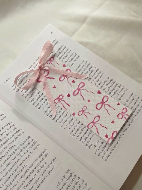 Diy Bow Bookmark, Binding A Book Diy, Paint Swatch Bookmark, Crafts To Do With Sticky Notes, Bookmark Ideas Simple, Cute Bookmarks Handmade, Cute Bookmark Ideas, Book Mark Ideas, Bow Bookmark