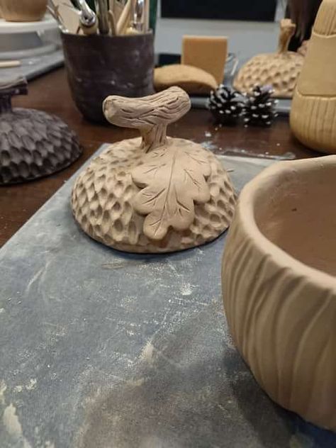 Thanksgiving Ceramics, Fall Pottery Ideas, Fall Ceramics, Ceramic Acorn, Nature Pottery, Clay Easy, Slab Pottery, Hand Built Pottery, Pottery Crafts