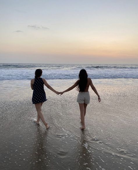 Sister Beach Pictures Poses, Beach Photography Poses Friends, Goa Photography Ideas Friends, Beach Pictures Friends Aesthetic, Beach Pictures Poses Friends, Goa Photoshoot, Sister Beach Pictures, Beach Poses With Best Friend, Creative Beach Pictures