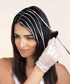 Highlight Hair Dye, Diy Highlights Hair, Hair Dye Techniques, Diy Highlights, Diy Hair Dye, How To Dye Hair At Home, Hair Dye Removal, Temporary Hair Dye, Colored Hair Tips