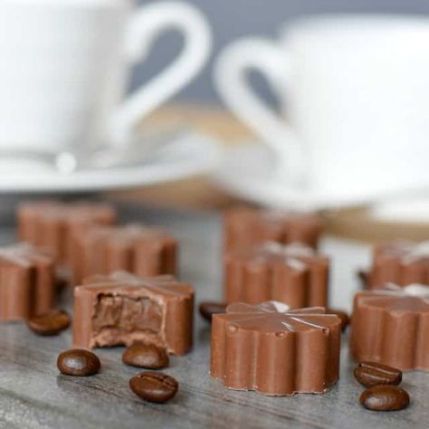 How to make homemade coffee flavoured chocolates, a great confectionary making the perfect gift for coffee lovers Cream Filled Chocolates, Chocolates Recipe, Coffee Ganache, Filled Chocolates, How To Temper Chocolate, Chocolate Pack, Homemade Coffee, Chocolate Cream Cheese, Coffee Cream