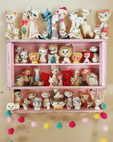 Kitschy Bathroom, Kitschy Aesthetic, Antique Figurines, Kitschy Decor, Kitsch Vintage, Kitsch Decor, Holt Howard, Flea Market Decorating, Flea Market Style