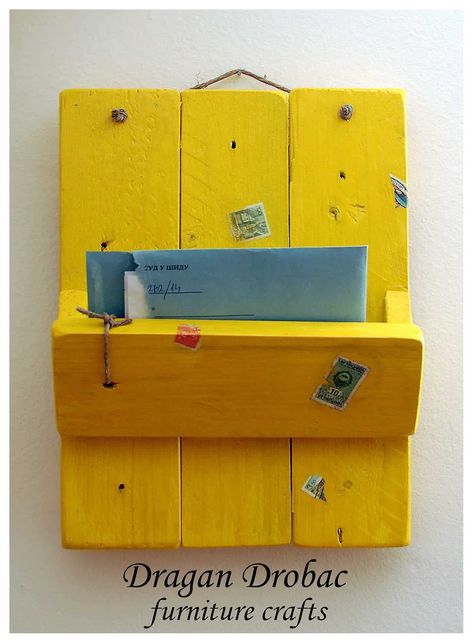 This holder for mail is made from old recycled pallet. Very decorative detail for office. It’s also useful for hanging keys. #Diy, #HomeDécor, #Organizer, #Rack, #Recycled, #Wall #RecycledPallets Pallet Home Decor, Diy Pallet Sofa, Pallet Crates, Reclaimed Pallets, Recycled Pallet, Recycled Pallets, Pallet Wall, Reclaimed Pallet Wood, Old Pallets