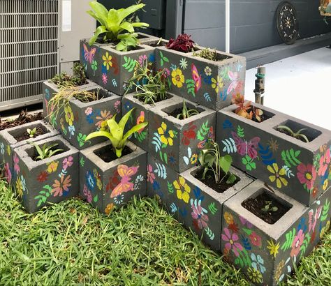 Cement Blocks Garden, Garden Box Paint Ideas, Painted Concrete Blocks, Repurpose Cinder Blocks, Painted Cement Blocks, Cinderblock Garden Ideas, Painted Cinder Block Garden, Cinder Block Painting, Cinder Block Painting Ideas