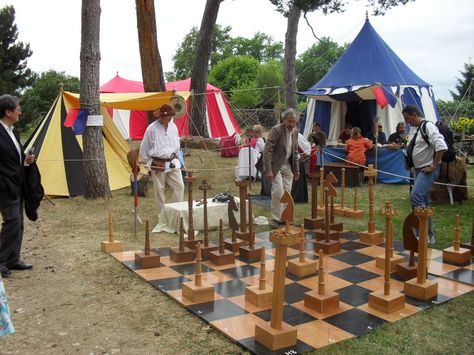 http://princessa.hubpages.com/hub/how-to-organize-a-medieval-party cool chess set! Castles In America, Medieval Banquet, Kids Party Ideas, Giant Chess, Medieval Recipes, Castle Party, Medieval Fair, Medieval Games, Game Of Thrones Party