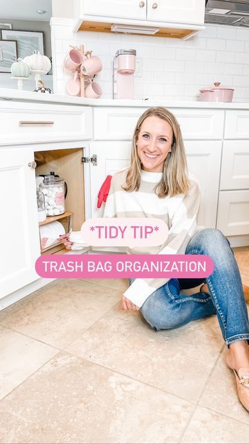 Shopping Bag Organization, Organizing Videos Tik Tok, Trash Bag Organization, Organize Plastic Bags, How To Organize Trash Bags, Trash Bag Storage Ideas, Organize Tissue Paper And Gift Bags, Spice Rack Organization, Home Organisation Tips