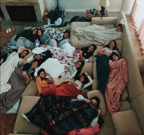 Slumber Party Reference, Living Room Slumber Party, Big Friend Group Sleepover, Big Sleepover Aesthetic, Cute Friend Hangout Ideas, Sleep Over Pics, Family Sleepover Ideas, Sleepover At Grandmas House, Huge Sleepover