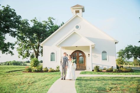 12 Texas Chapels With Exceptional Charm Brick Archway, Indoor Ceremony, Wedding Beach Ceremony, Inexpensive Wedding Venues, Wedding Venues Texas, Central Air Conditioning, Barn Wedding Venue, Micro Wedding, North Texas