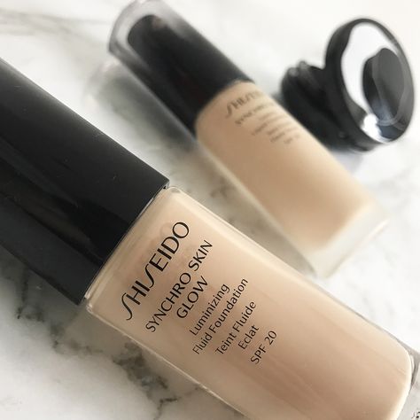 Shiseido Synchro Skin Glow Luminizing Fluid Foundation Shiseido Foundation, Bb Cream Reviews, Shiseido Synchro Skin, Sweat Proof Makeup, Foundation Swatches, Foundation For Dry Skin, Compact Foundation, Body Foundation, Glow Foundation