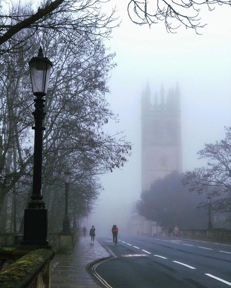 London In Winter, Oxford Street London, Oxford City, Naruto Stuff, Winter City, London Aesthetic, Uk City, Fallen London, Dark Academia Aesthetic