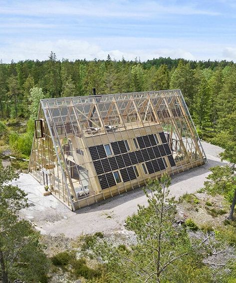 Case Sotterranee, Greenhouse Home, Earthship Home, Home Greenhouse, House In Nature, House Blend, Earth Homes, Passive House, Unique Buildings