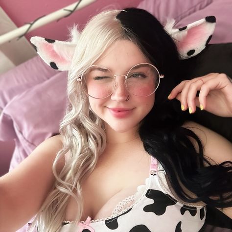 🐮 Embracing my inner moo! 🤍🖤 I love doing Cow cosplays!! - #cosplaygirl #cowgirl #cowprints #cosplaycommunity #waifus Cowgirl Cosplay, Cow Cosplay, Cow Outfits, Risky Pictures, Cow Costume, Goth Beauty, Hottie Women, Cowgirl Outfits, Cow Girl