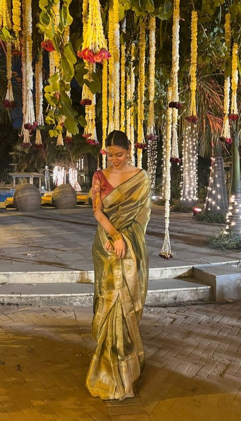 Aesthetic Organza Saree, Aesthetic Saree Fits, India Aesthetic Outfits, Desi Aesthetic Outfit Saree, Saree Asethic, Desi Aesthetic Saree Look, South Indian Saree Aesthetic, Plus Size Desi Outfits, Poses For Saree Look