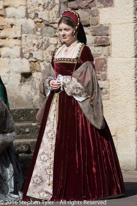 1500s Fashion Dresses, High Middle Ages Fashion, Old Century Dresses, 1400s Womens Fashion, 1400s Royal Fashion, 1600s Royal Fashion, 1500 Royal Dresses, 1500 Outfit Women, 1530s Dress