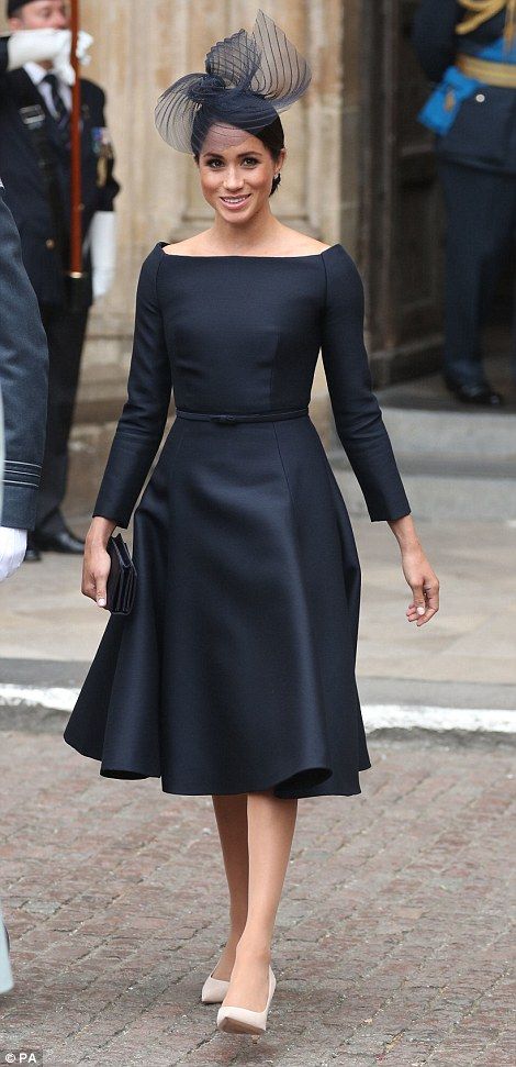 Curve ball: Based on the cut and style of Meghan's elegant bateauneck frock, royal watcher... #meghanmarkle Class Dress, Celebrity Inspired Dresses, Prins Harry, Robes D'occasion, Afrikaanse Mode, Inspirational Celebrities, Dresses Vintage, Evening Gowns Formal, Inspired Dress