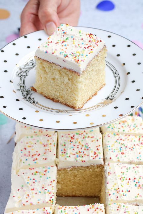 Best Vanilla Sheet Cake Recipe, Fast Cake Recipes, Square Cake Ideas, Bolo Soft, Vanilla Snack Cake, Freddy Cake, Best Cake In The World, Vanilla Cake Recipe Moist, Groot Koeke