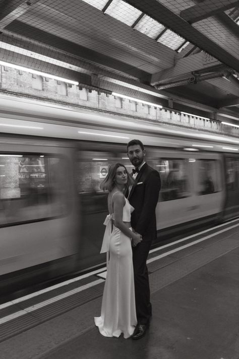 Editorial Engagement Photos Nyc, London Civil Wedding, London City Wedding Photography, Wedding Black And White Photography, Pre Wedding Street Photo Ideas, London Wedding Photoshoot, City Wedding Pictures, Street Wedding Photoshoot, Street Style Wedding Photography